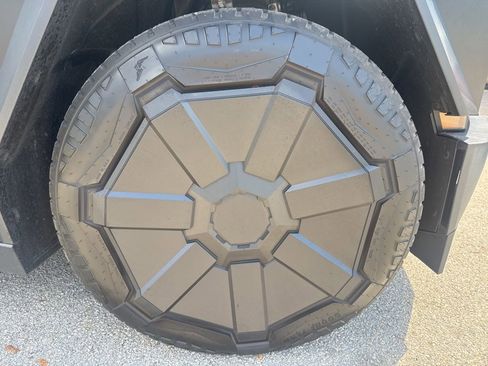 Used 2024 Tesla Cybertruck AWD Crew Cab image 20