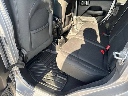 Used 2019 Jeep Wrangler Unlimited Sahara AWD/4WD image 11