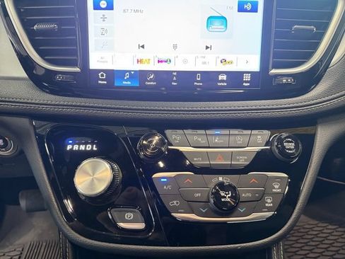 Used 2025 Chrysler Pacifica Limited AWD/4WD image 3