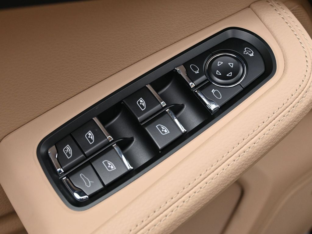Used 2026 Porsche Macan AWD/4WD image 19