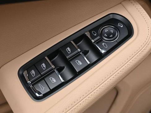 Used 2026 Porsche Macan AWD/4WD image 19