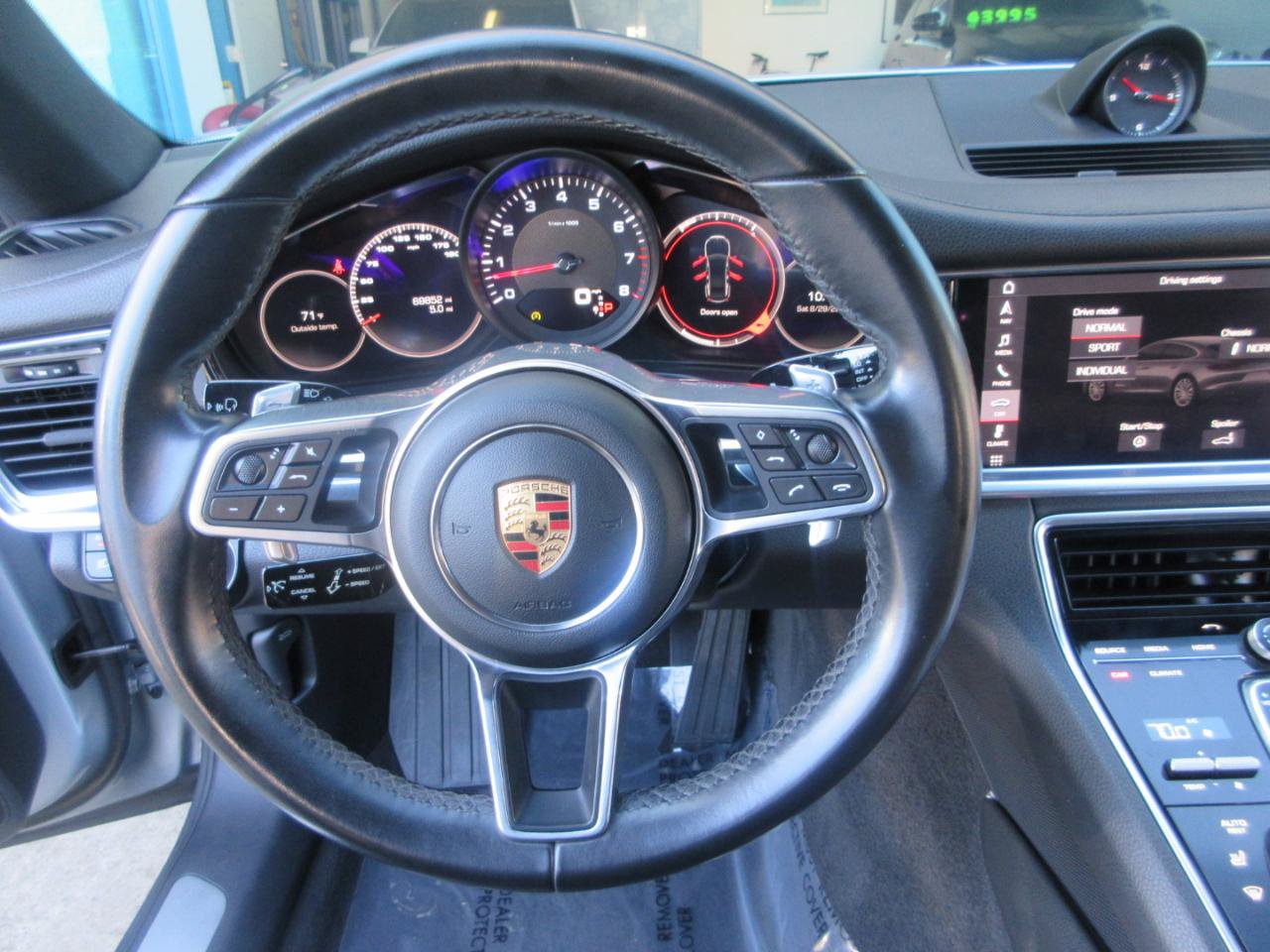 Used 2019 Porsche Panamera RWD image 57