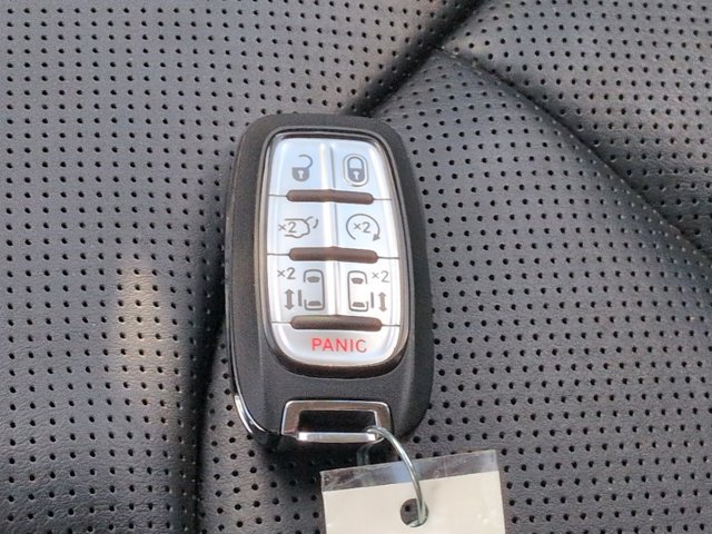 Used 2023 Chrysler Pacifica Limited FWD image 30