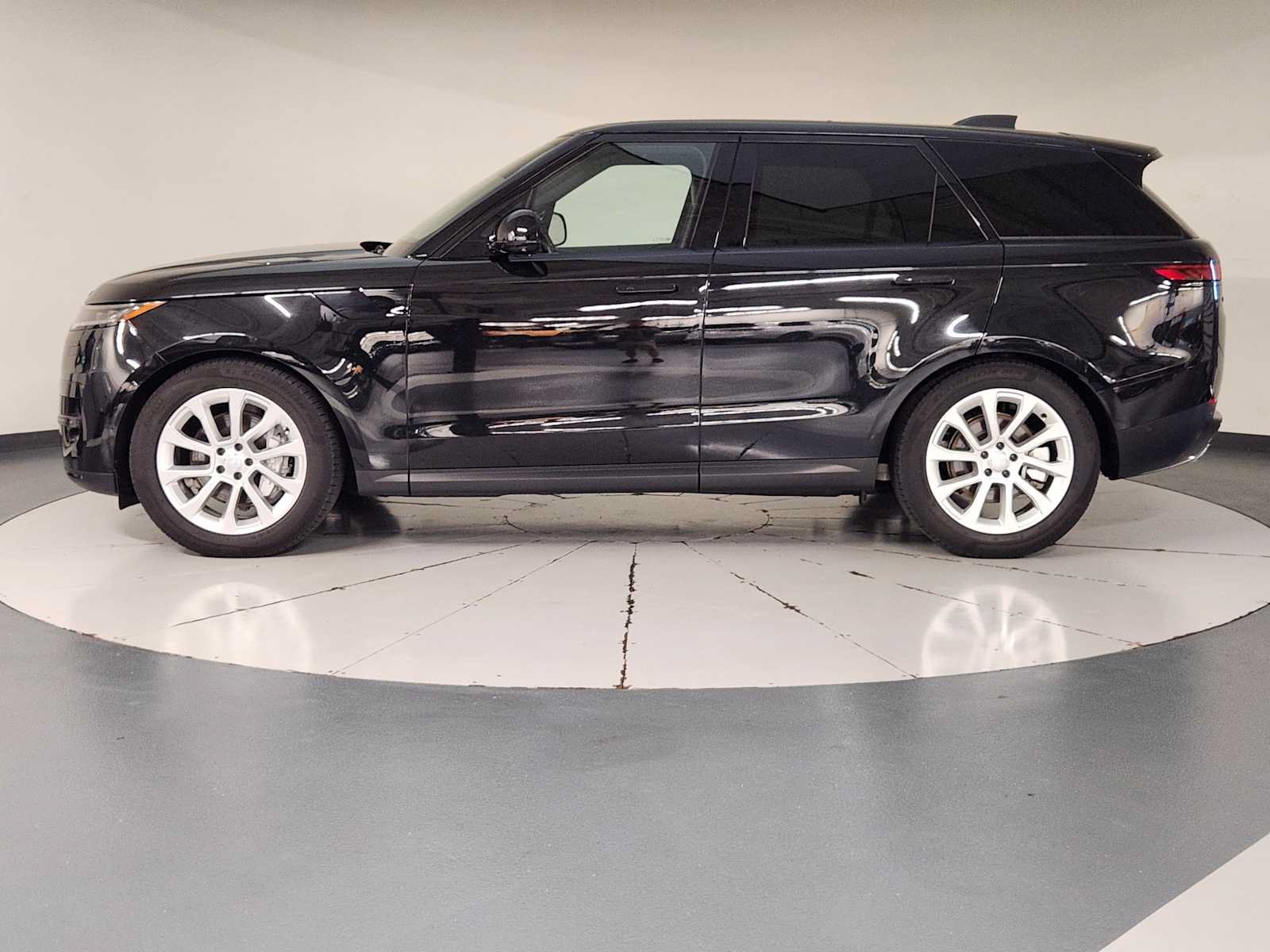 Used 2025 Land Rover Range Rover Sport SE AWD/4WD image 5
