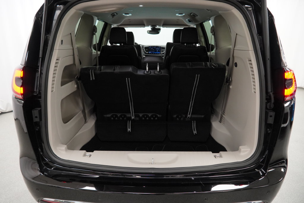 Certified 2024 Chrysler Pacifica Touring-L FWD image 45