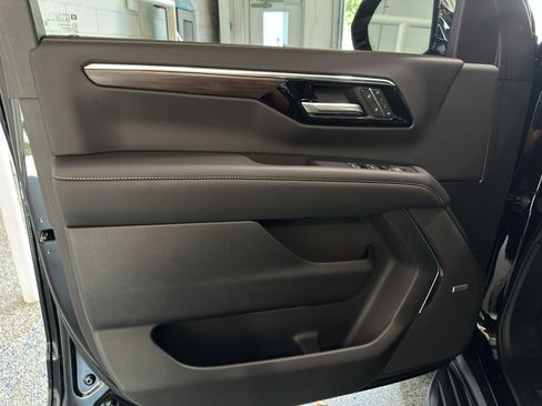 New 2025 Chevrolet Suburban Premier image 27