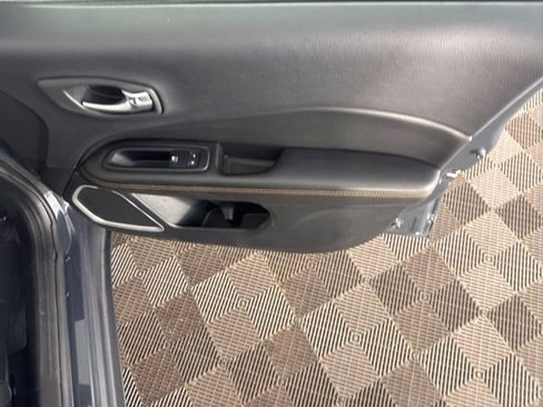 Used 2018 Jeep Compass Limited image 9