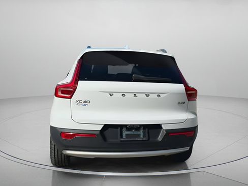 Used 2023 Volvo XC40 B5 Plus image 24