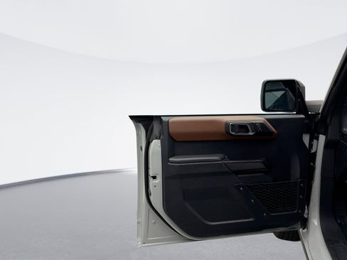 Used 2024 Ford Bronco Outer Banks image 9