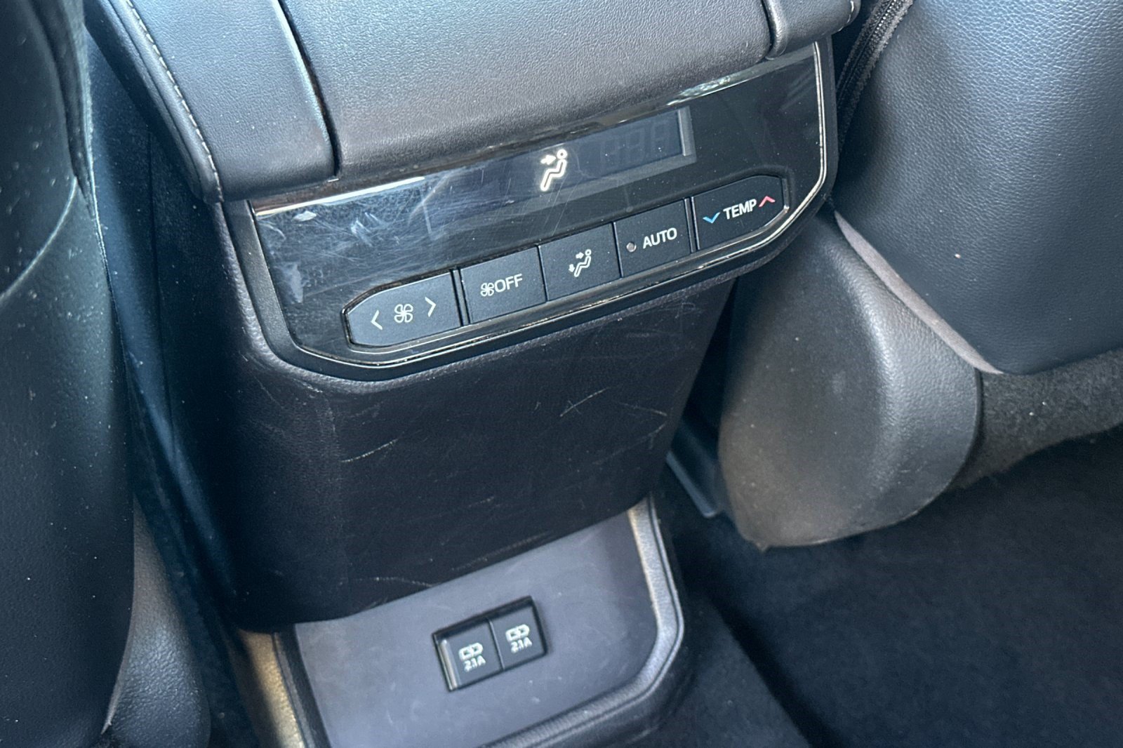 Used 2020 Toyota Highlander XLE AWD/4WD image 16