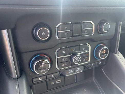 Used 2021 Chevrolet Suburban LT RWD image 9