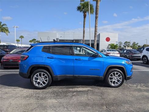 Used 2022 Jeep Compass Latitude image 3