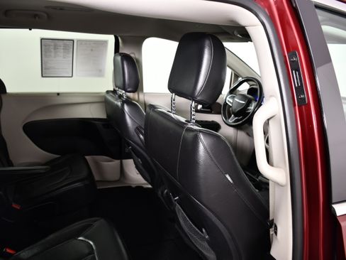Used 2019 Chrysler Pacifica Touring-L FWD image 41