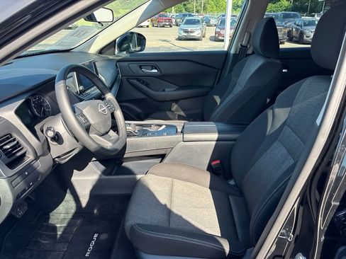Used 2025 Nissan Rogue SV FWD image 20
