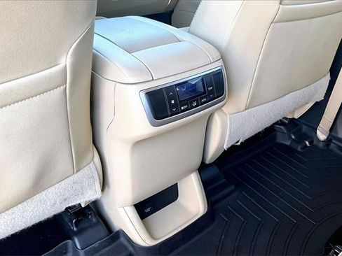 Used 2019 Toyota Highlander XLE image 25