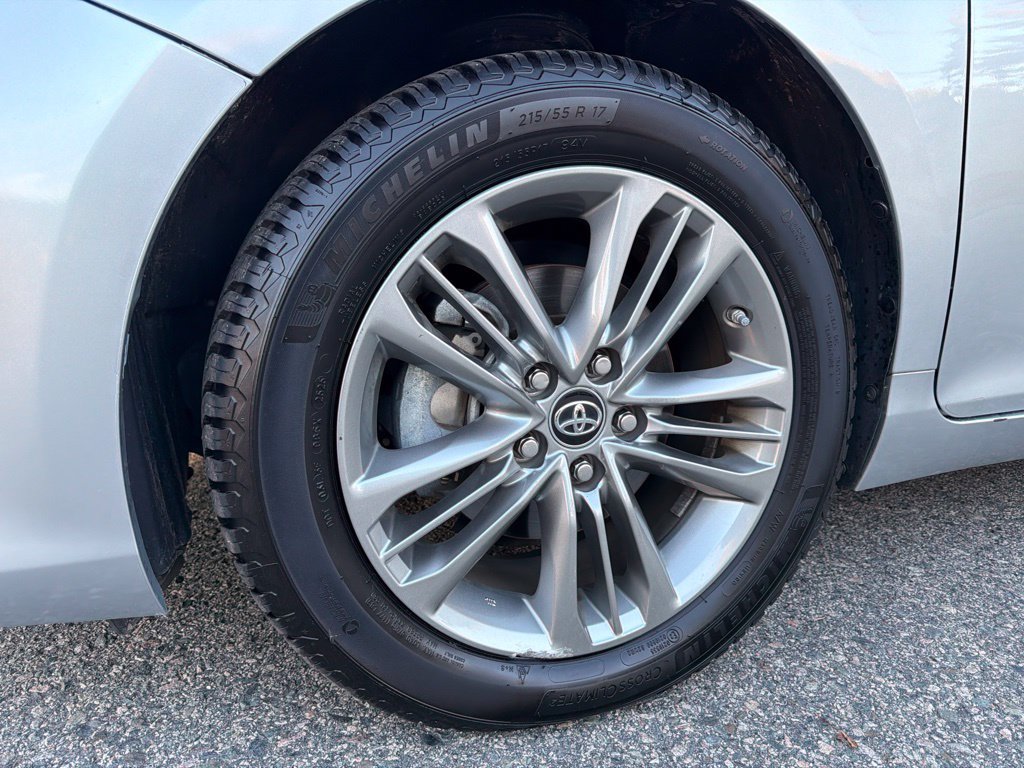 Used 2017 Toyota Camry SE w/ Moonroof Package FWD image 13