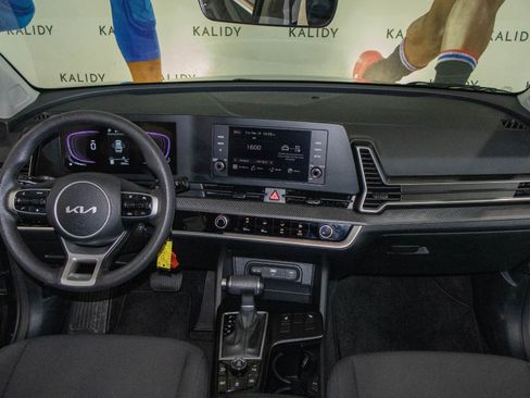 Used 2025 Kia Sportage LX image 3