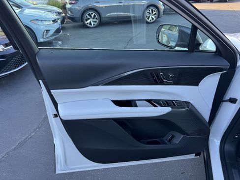 Used 2024 Cadillac Lyriq Luxury image 14