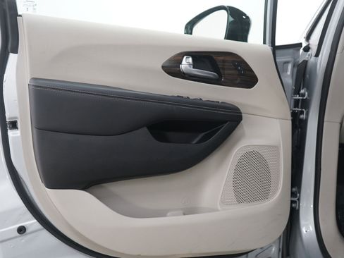 Used 2024 Chrysler Pacifica Limited image 19