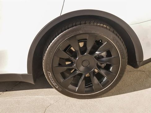 Used 2022 Tesla Model Y Long Range image 6