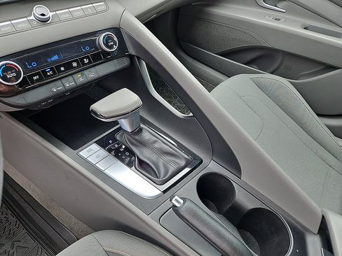 Used 2024 Hyundai Elantra SEL FWD image 20