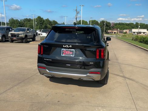 Used 2024 Kia Sorento S image 7