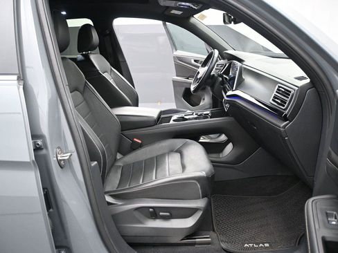 Certified 2024 Volkswagen Atlas Cross Sport SEL R-Line AWD/4WD image 18
