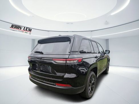 New 2025 Jeep Grand Cherokee Altitude image 3