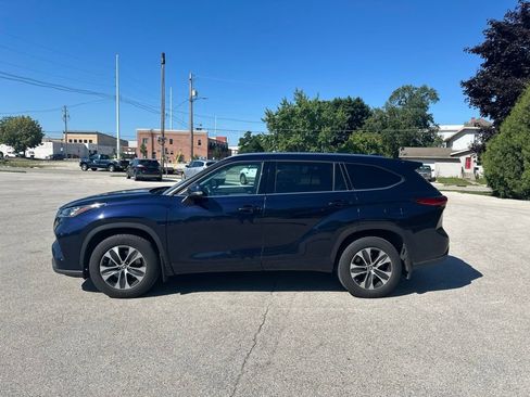 Used 2020 Toyota Highlander XLE AWD/4WD image 3