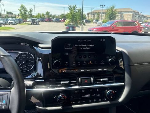 Used 2025 Nissan Pathfinder SL FWD image 14