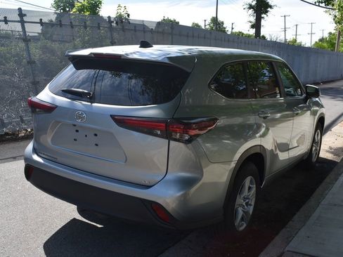Used 2025 Toyota Highlander LE FWD image 5