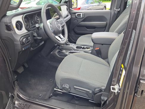 Used 2025 Jeep Wrangler Unlimited Sahara w/ Safety Group AWD/4WD image 20