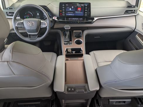 Used 2023 Toyota Sienna XLE FWD image 24