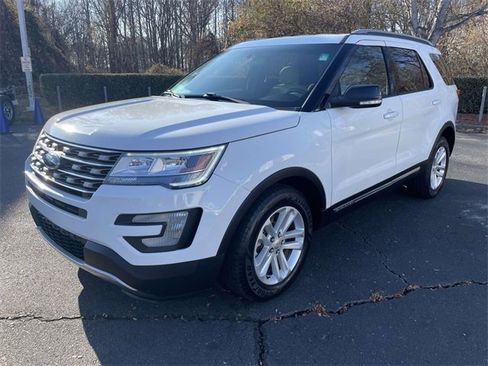 Used 2016 Ford Explorer XLT image 3
