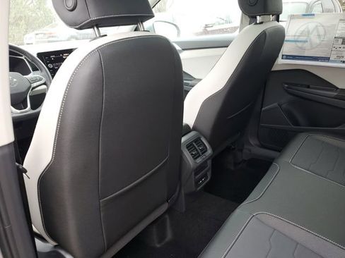 New 2026 Volkswagen Taos SE image 14