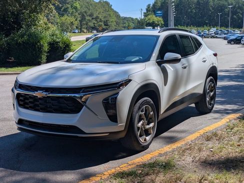 New 2026 Chevrolet Trax LT w/ Sunroof Package FWD image 5