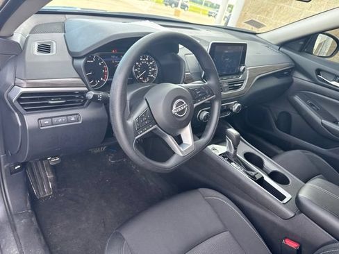 Used 2025 Nissan Altima 2.5 SV FWD image 13