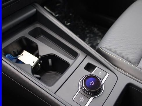 Used 2025 Volkswagen Tiguan SE image 36