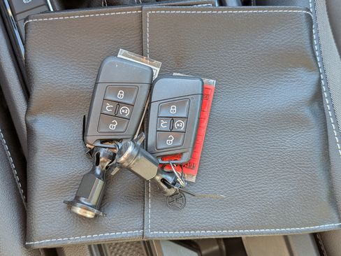 Used 2024 Volkswagen Taos SE w/ Panoramic Sunroof Package image 37