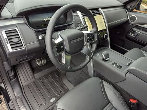 New 2025 Land Rover Discovery Dynamic SE image 7