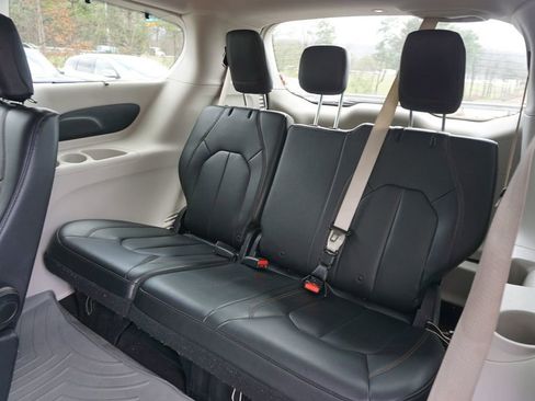 Used 2017 Chrysler Pacifica Touring-L w/ Tire & Wheel Group image 15