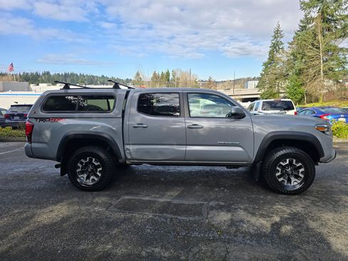Used 2019 Toyota Tacoma TRD Off-Road w/ Technology Package image 2
