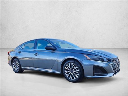 Used 2024 Nissan Altima 2.5 SV image 3