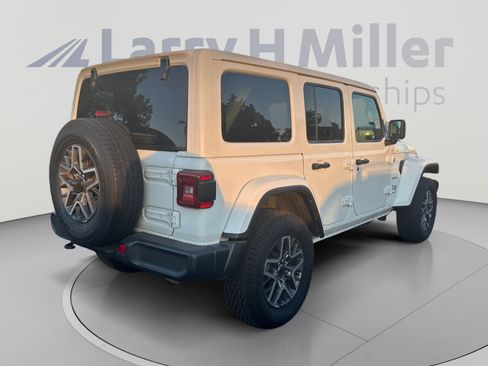 Used 2024 Jeep Wrangler Unlimited Sahara AWD/4WD image 5