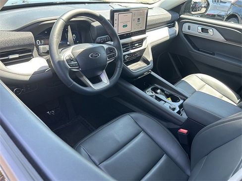 Used 2025 Ford Explorer Active w/ Active Comfort Package image 3