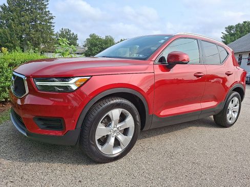 Used 2019 Volvo XC40 T5 Momentum image 3