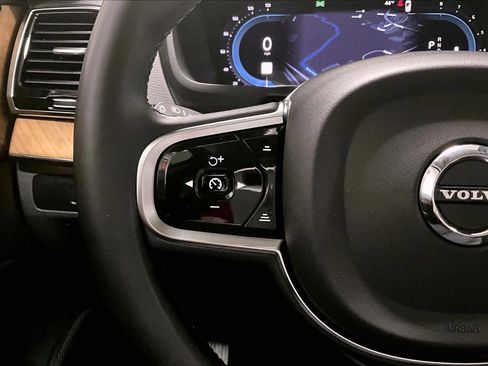 Used 2024 Volvo XC90 B6 Plus image 24