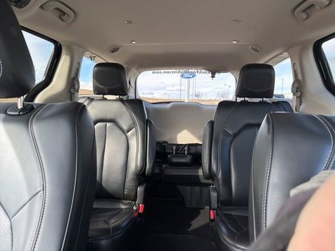 Used 2023 Chrysler Pacifica Touring-L image 25