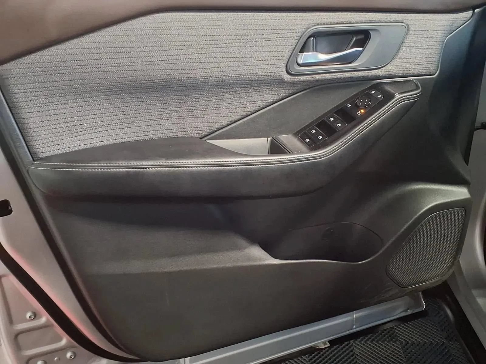 Used 2023 Nissan Rogue SV AWD/4WD image 15