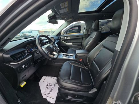 Used 2022 Ford Explorer XLT w/ Equipment Group 202A AWD/4WD image 3